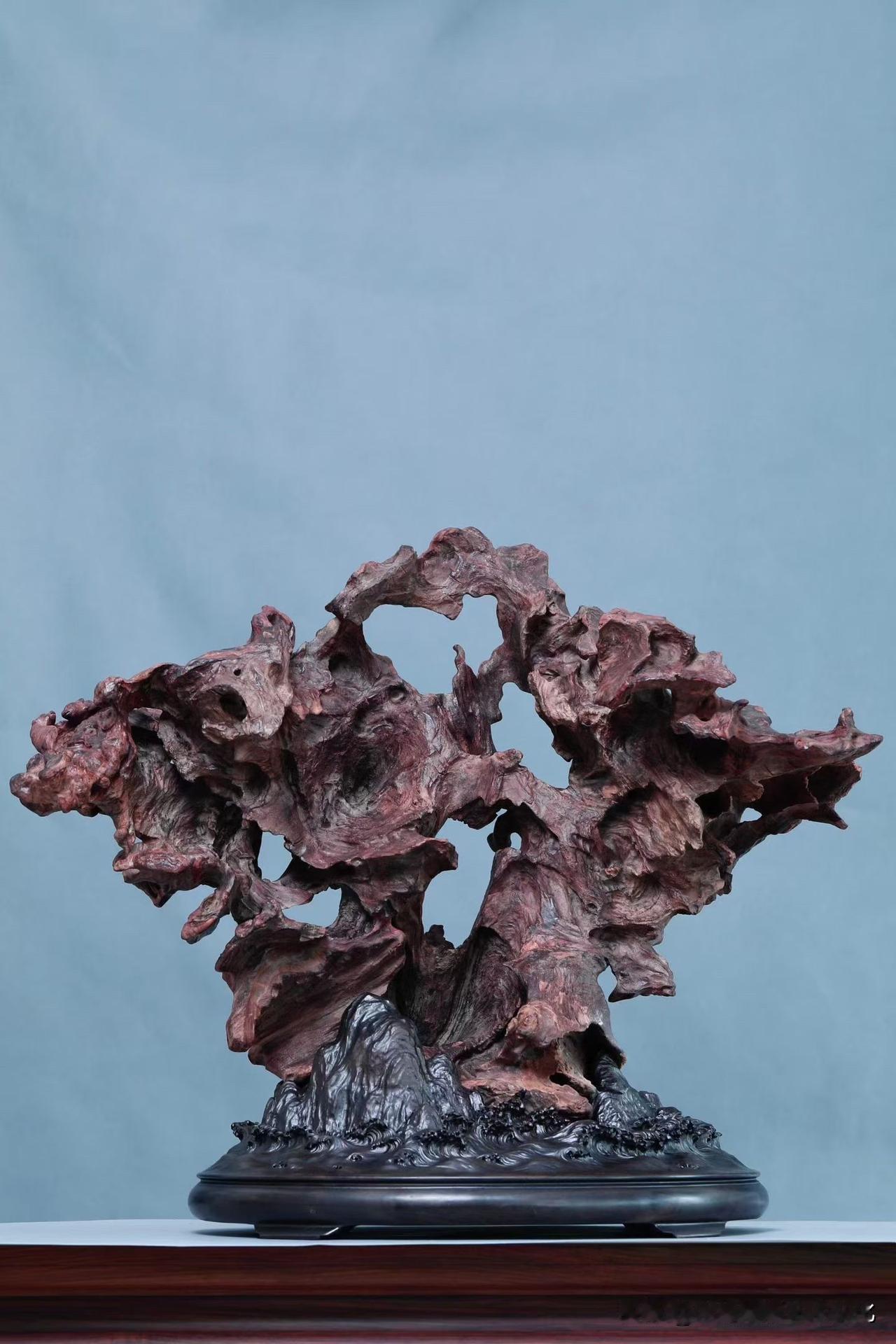 有些东西，不是雕出来的，是“等”出来的。

这件海南黄花梨根雕，乍看是一段枯木，