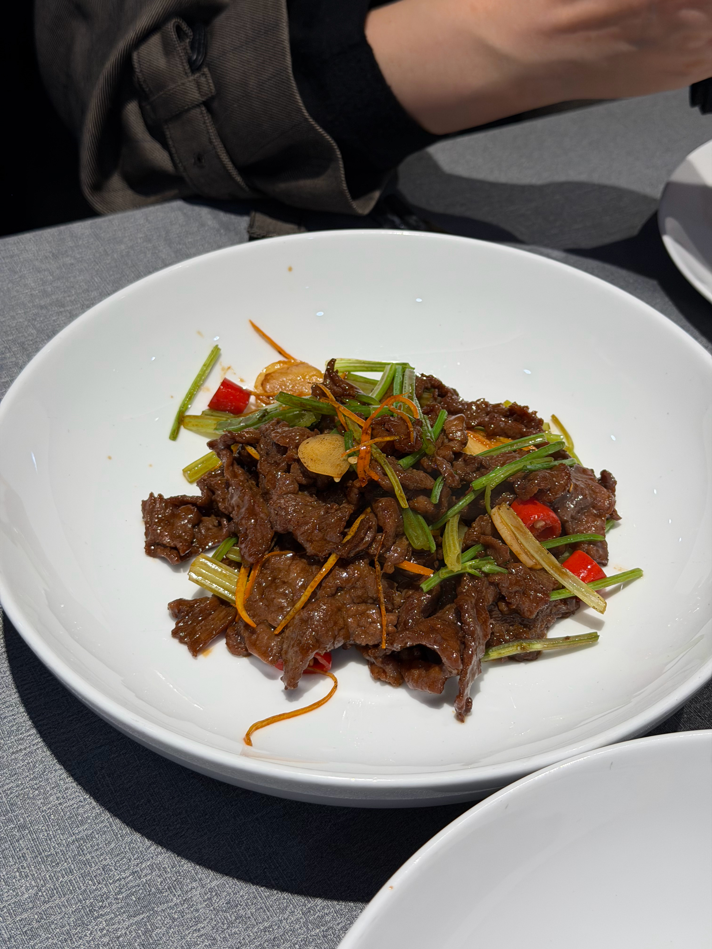 《一饭封神》帅大厨的餐厅，一般情况都得提前一个月左右预约，这次也是非常幸运的安排