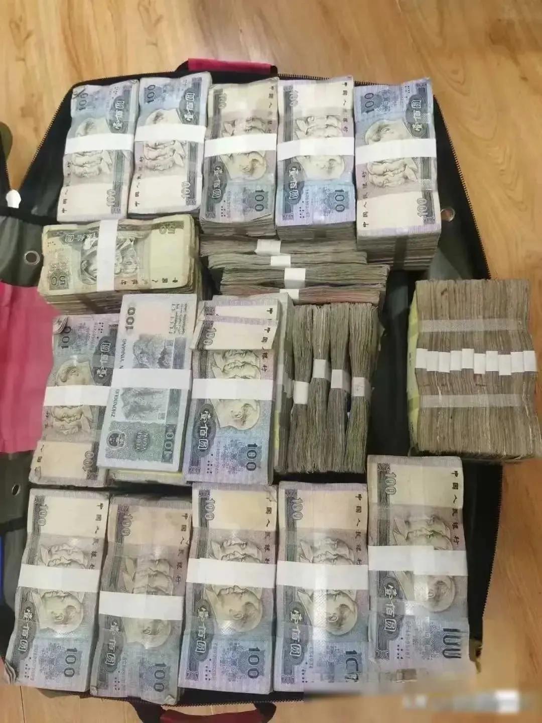 严惩不贷！私自囤积巨额现金在家成废纸，应追究不当存储的法律责任！




“天有