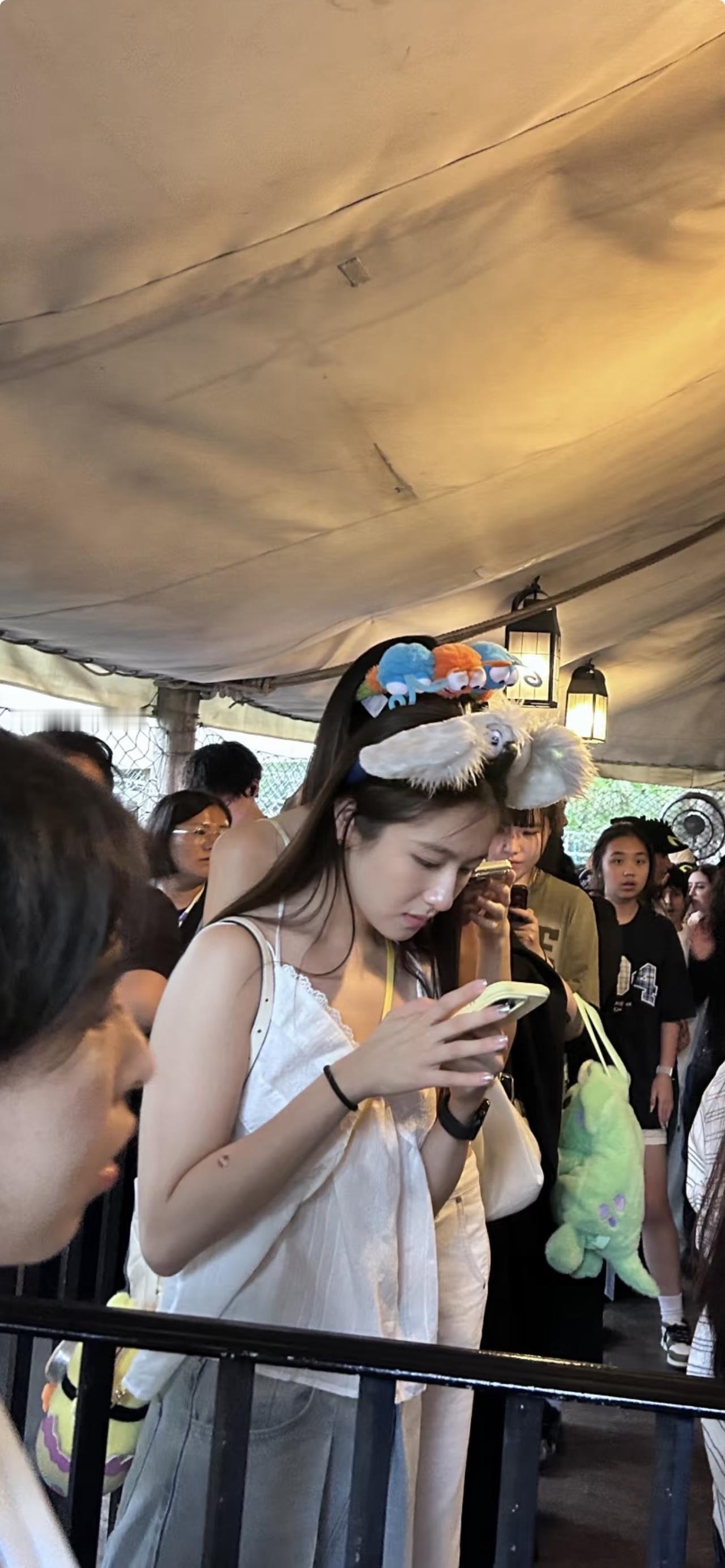 7月7日，有网友在北京环球影城偶遇李兰迪，她和闺蜜一起游玩，开心拍照的画面。
