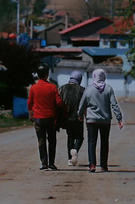 一条2公里的回家路被清扫得焕然一新，这是乡亲们为游子准备的暖心年礼。春节将至，村