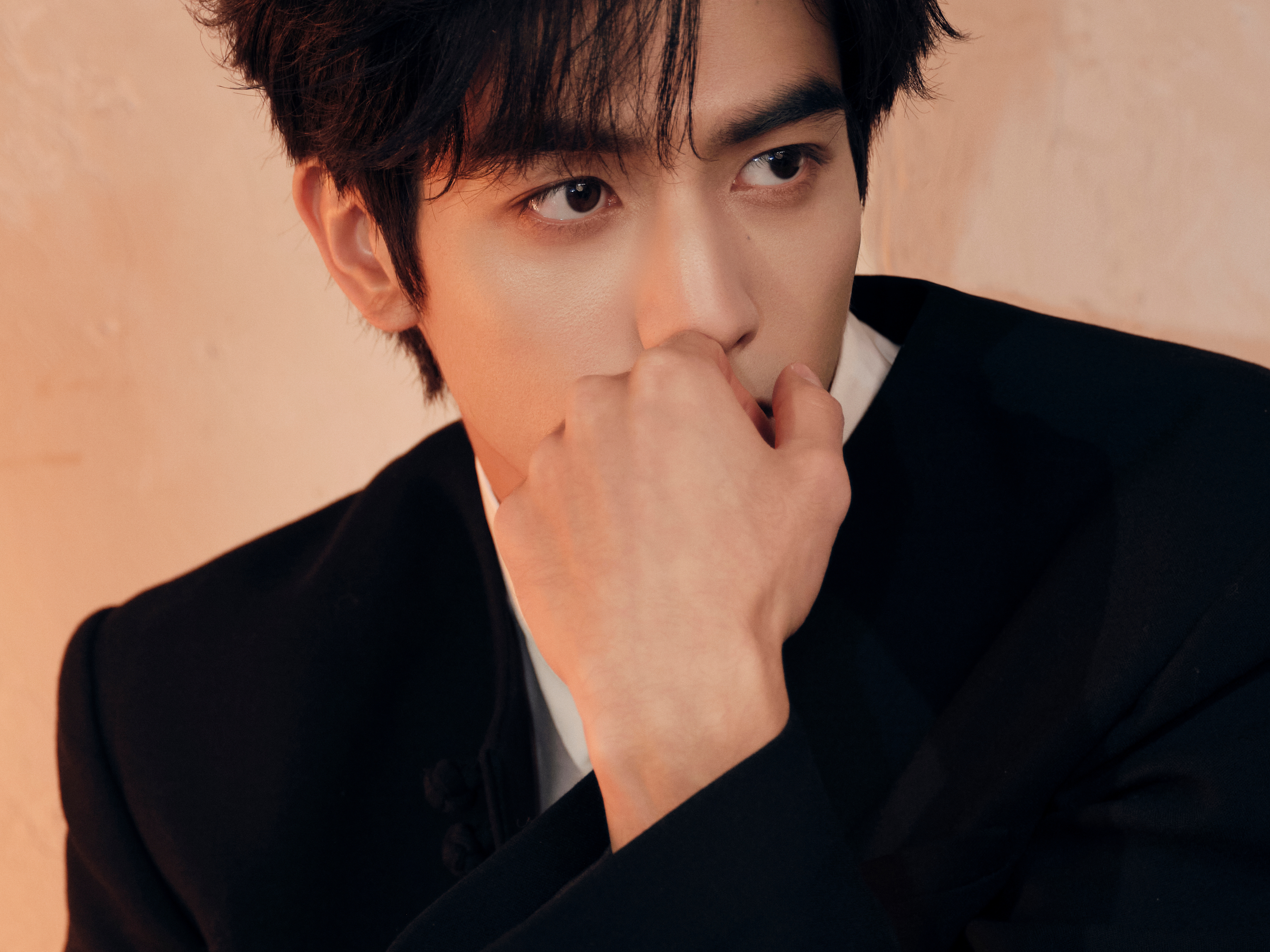 宋威龙今日出席《骄阳似我》庆功会造型大片，身着黑色新中式盘扣套装内搭白色圆领衬衫