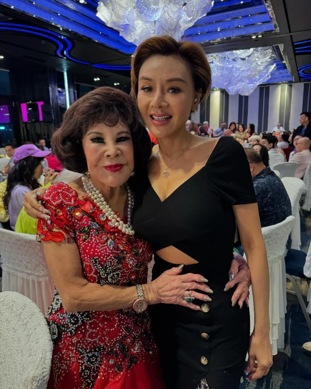 魏秋桦66岁寿宴！ 叶子楣身材抢镜争相合影
