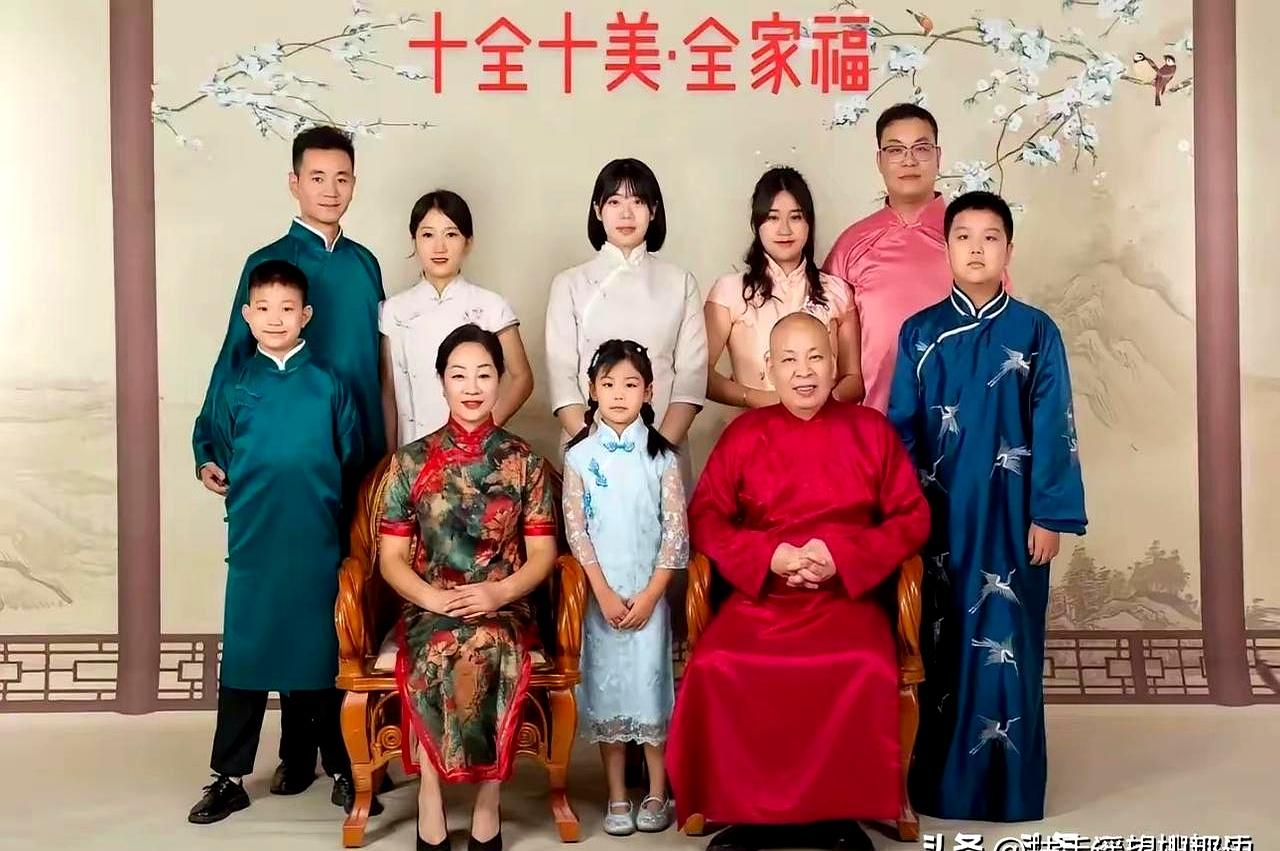 拍全家福那会儿，林丽和妹妹中间硬是空出一截，看着就有点刻意。
别说别人了，连厉妈