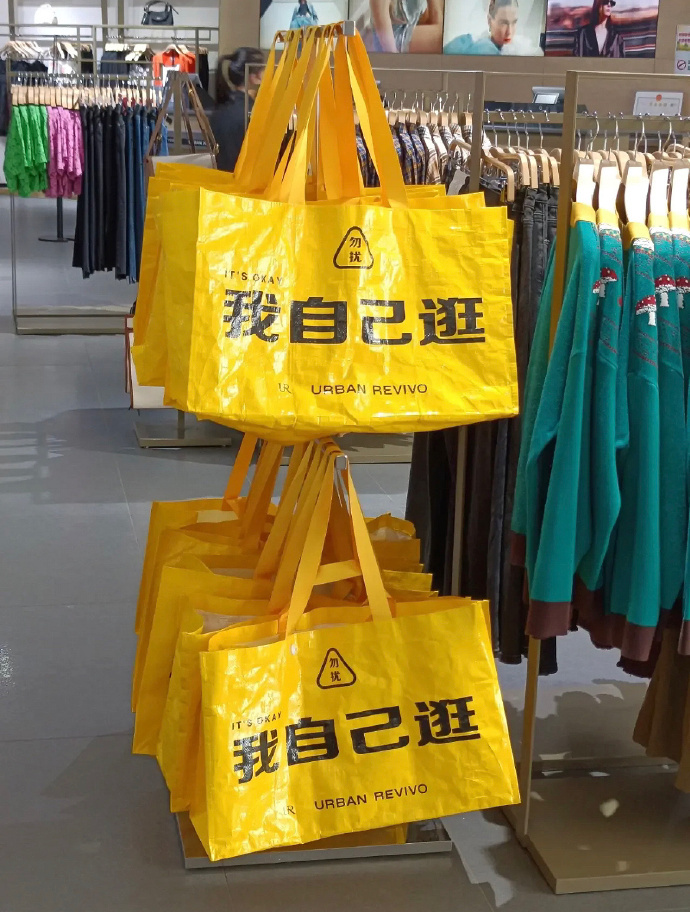 “小时候苦，长大依然没放过我，无数眼泪治好了我的矫情，父母不是后盾，前方也没有救