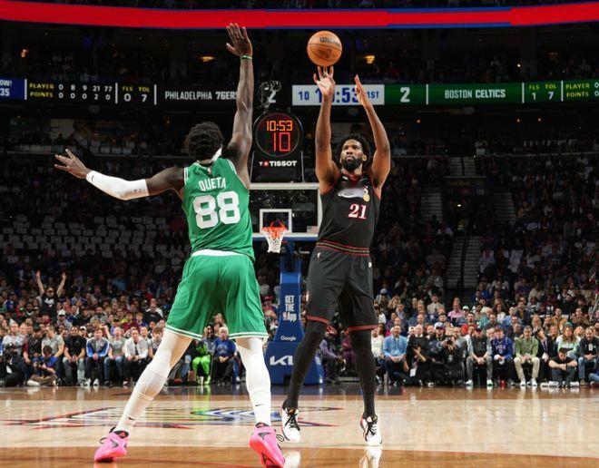 但这场比赛费城的核心中锋乔尔-恩比德复出了，他之前因为阑尾炎手术缺席了三场比赛，