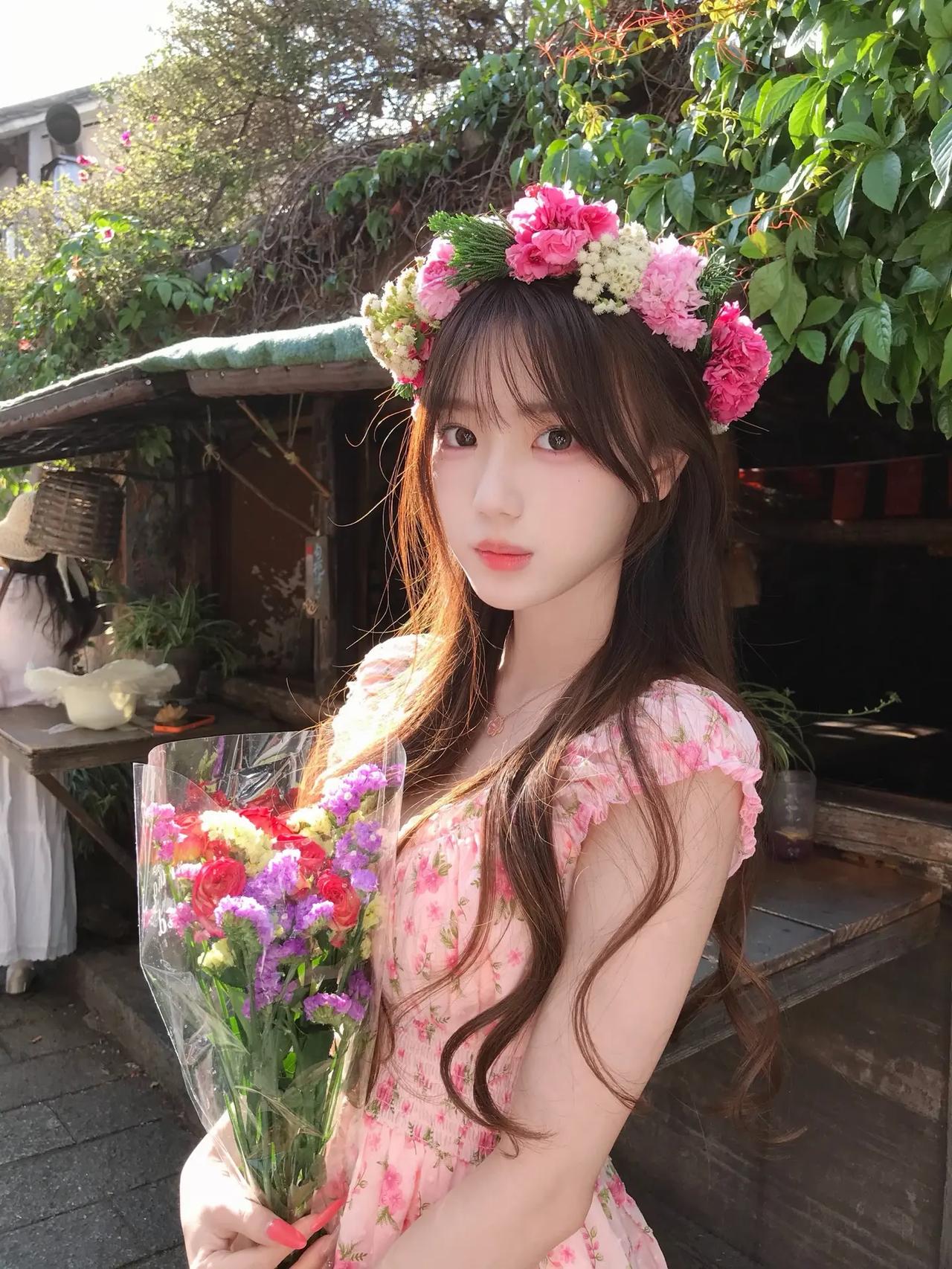 这件碎花裙太显白了，鲜花花环+手捧花，甜度直接拉满！美女写真 鲜花美女