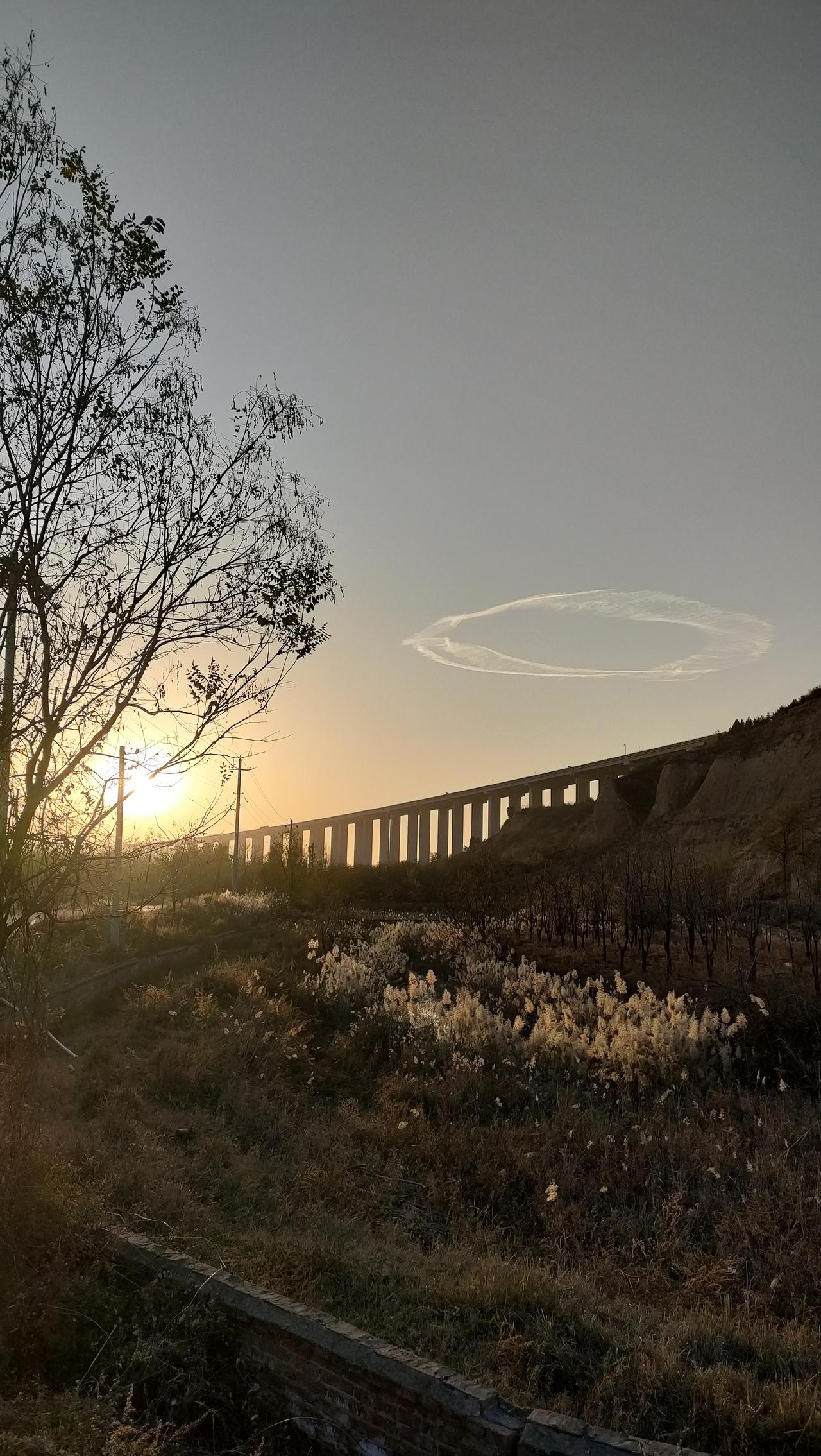 奇观！西禹高速芝川特大桥上，出现一个巨大的白色圆圈，与正在西下的夕阳同框，很是有