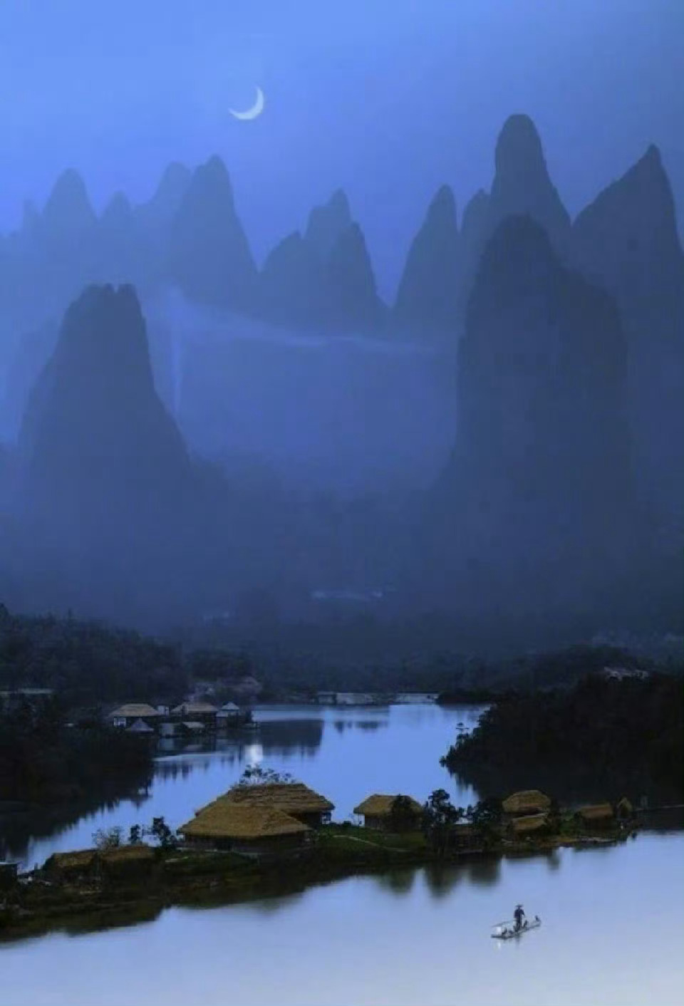 一橹渔歌一橹春， 天光云影了无尘；漓江千载清如许，只洗青山不洗人。 