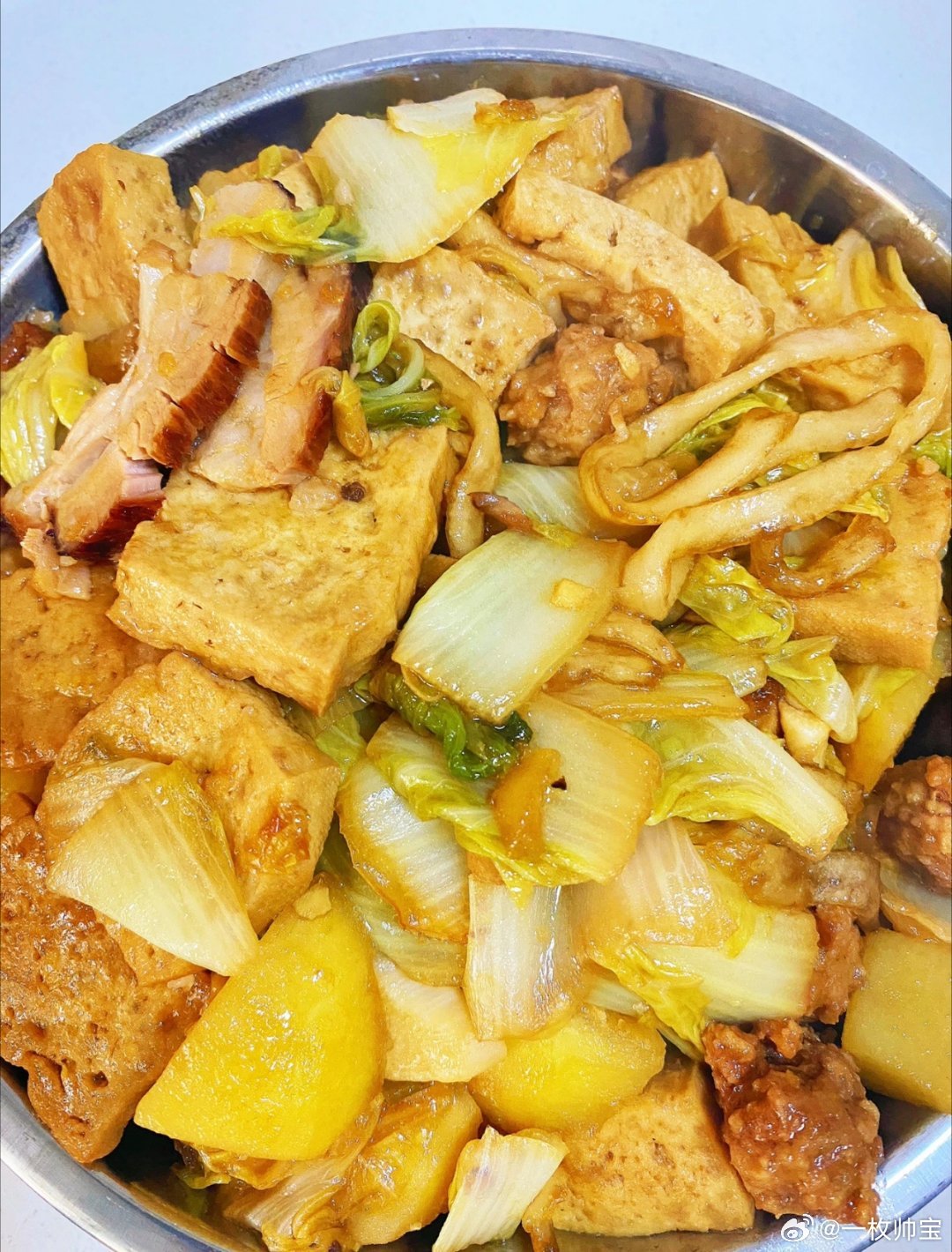 今日晚饭内蒙美食烩菜猪肉粉条酸菜加白菜土豆满满的一锅真的非常美味再熬制一锅小米粥
