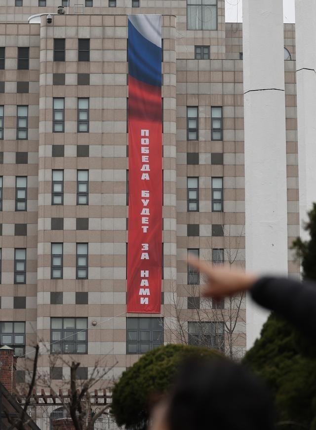 俄罗斯大使馆在韩国干了一件猛事！直接在首尔街头，自家大使馆外墙上，挂出了一面巨幅