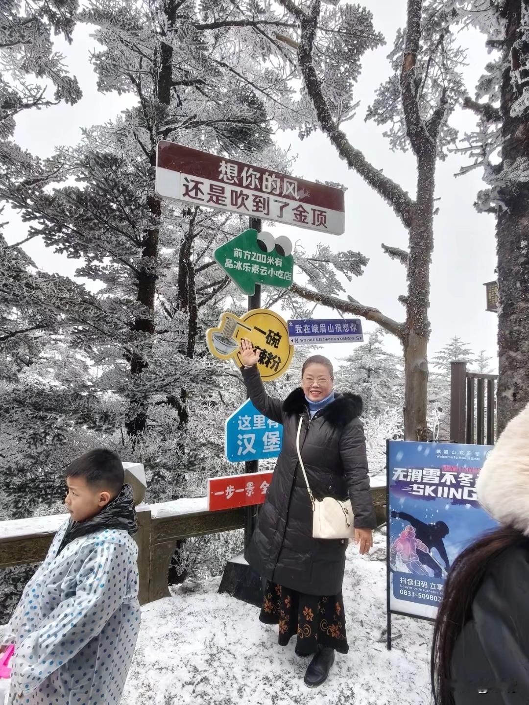 从前还没有来到峨眉山生活的时候，心中对这座名山满是无限向往，总觉得登一次金顶是一
