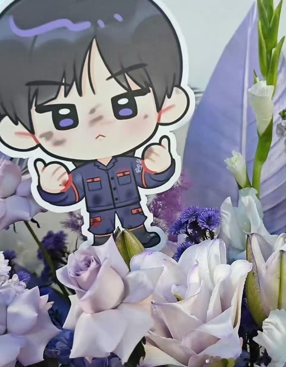 马嘉祺毕业大戏紫色花篮应援 ​​​紫色花篮也太漂亮了吧！！！！马嘉祺毕业大戏顺利