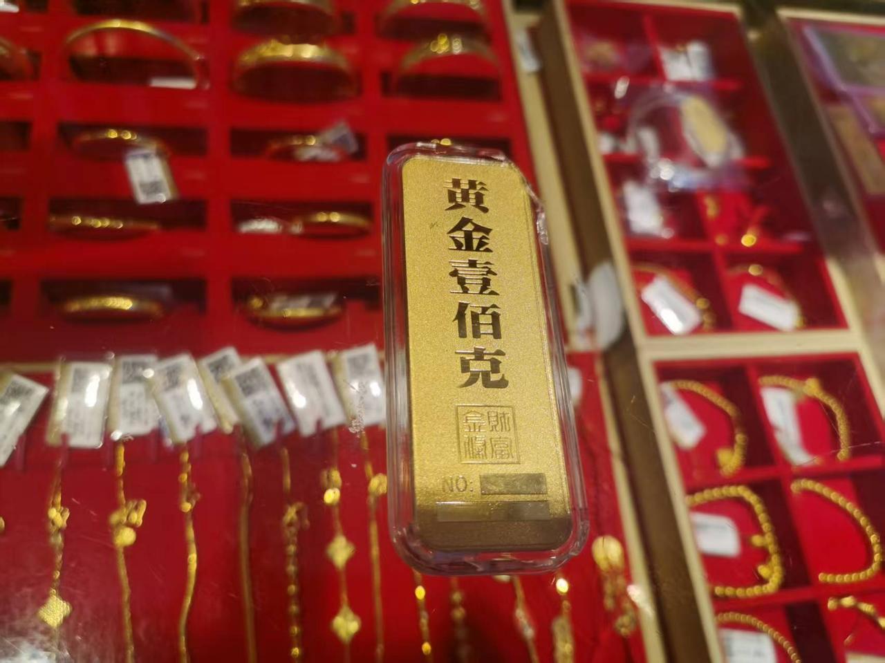 看着她们手上戴的金镯子金戒指，
我心里有股莫名的心酸与冲动。

去年的四月份，