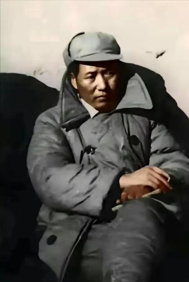 无论何时何地，无论穿什么样的衣服，毛主席行则龙行虎步，坐则稳如泰山，气势溢贯寰宇