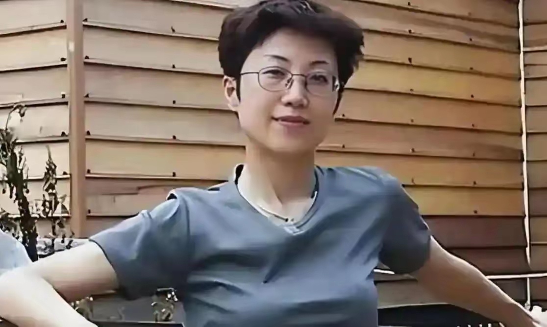 她持美国绿卡带着丈夫和5岁儿子回国探亲，返程在北京首都机场准备离境时，被国家安全