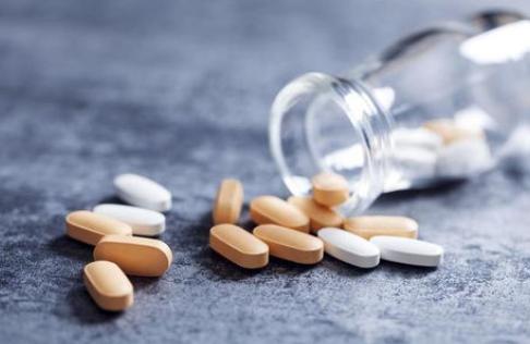 头孢配酒，说走就走！医生：除了头孢，4种药也别沾酒，转发家人 

 
很多人都知