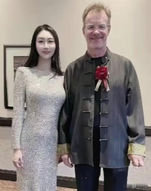 曾经家喻户晓的主持人大山，如今模样变化实在太大，头发花白，岁月的痕迹全都写在了脸