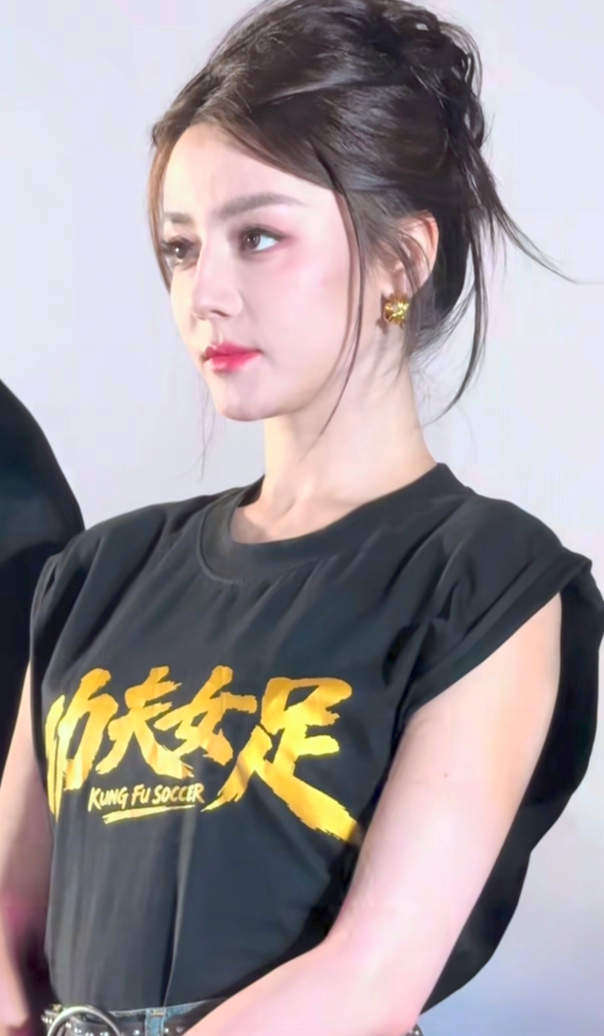 我觉得“迪丽热巴票房破2亿”这个热搜挺有意思的。27分钟破亿、首日2.5亿、打破