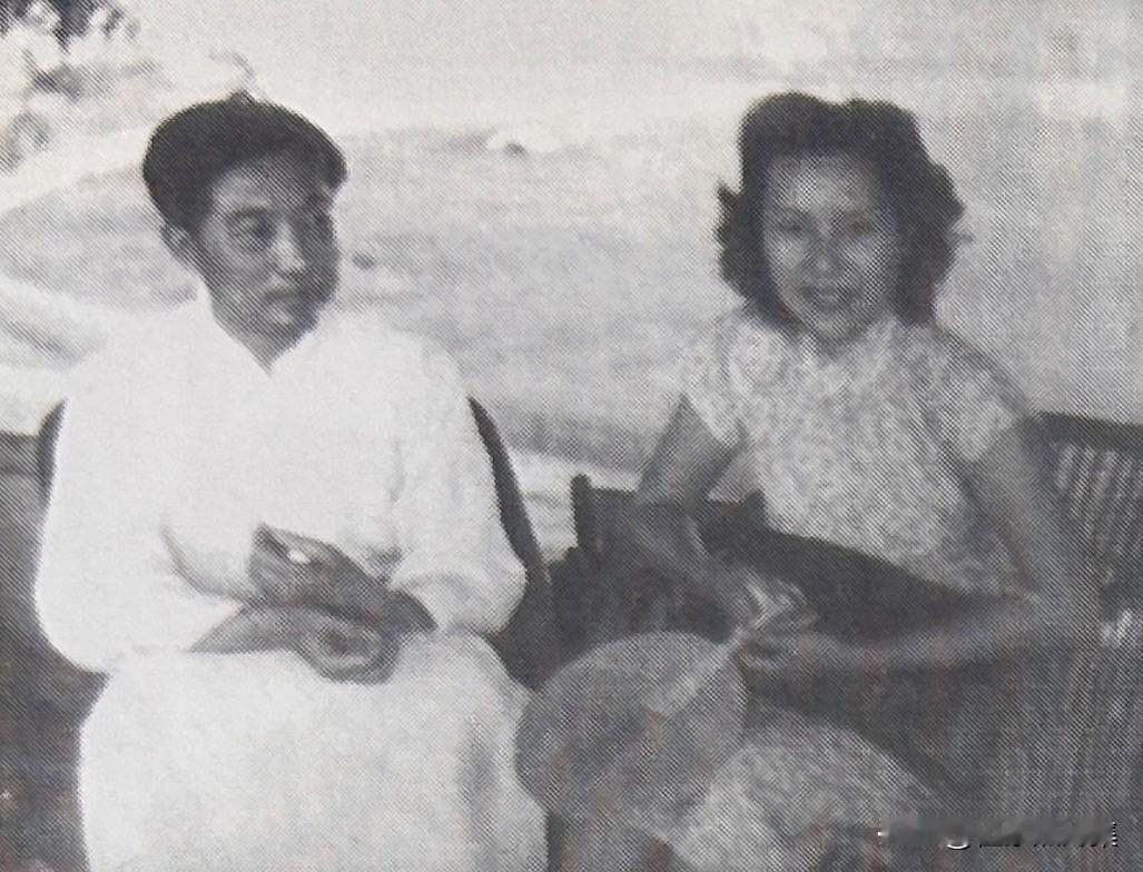 1946年元月14日，由郭沫若先生做证婚人，51岁的徐悲鸿与23岁的廖静文在重庆