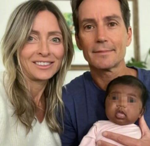 白人夫妻重金求女，怀胎9月后，生下黑人宝宝。
佛罗里达州的蒂芙尼和史蒂文结婚多年