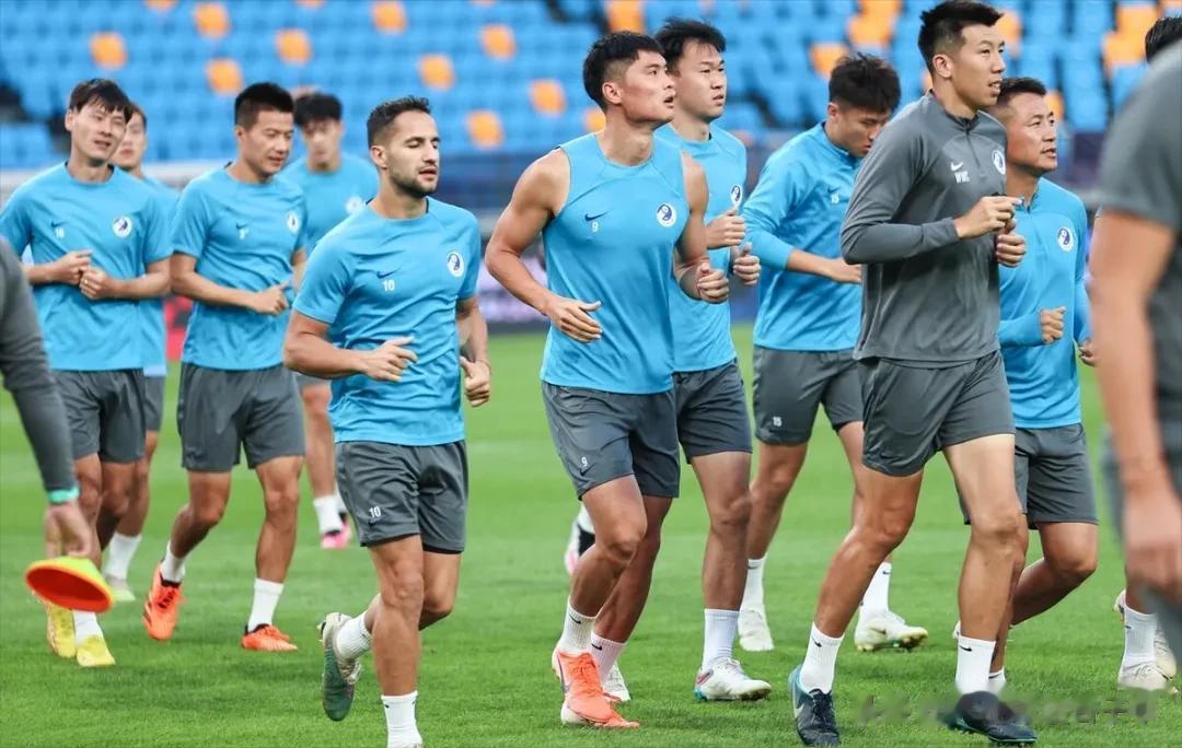 大连人队赛前训练照，单欢欢C位出镜
是不是很多球迷都忘了大连人队还有单欢欢这名球