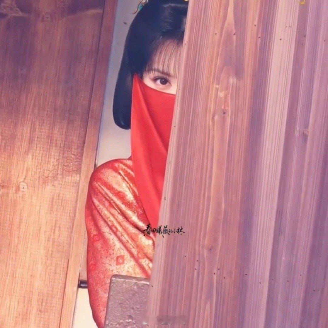 田曦薇嫁金钗红衣面纱造型路透天惹，要被戴面纱的田曦薇给惊艳到了啊，田曦薇在电视剧