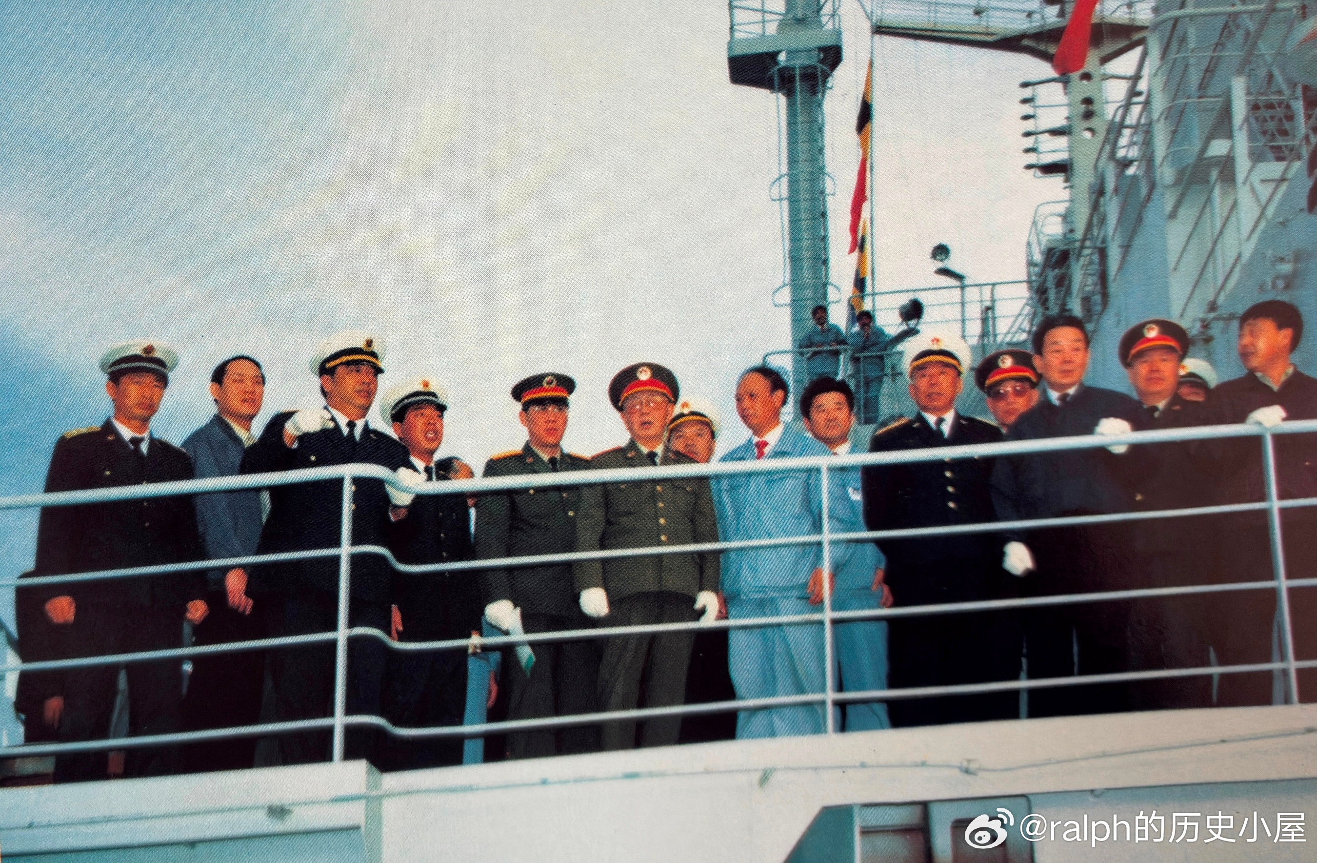 1995年10月军委副主席刘华清视察大连造船厂续建的“南运953”号远洋综合补给