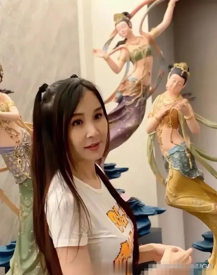 “台湾第一美女”萧蔷已经年近60岁了，依然这么年轻貌美。为了维持自己的好状态，会