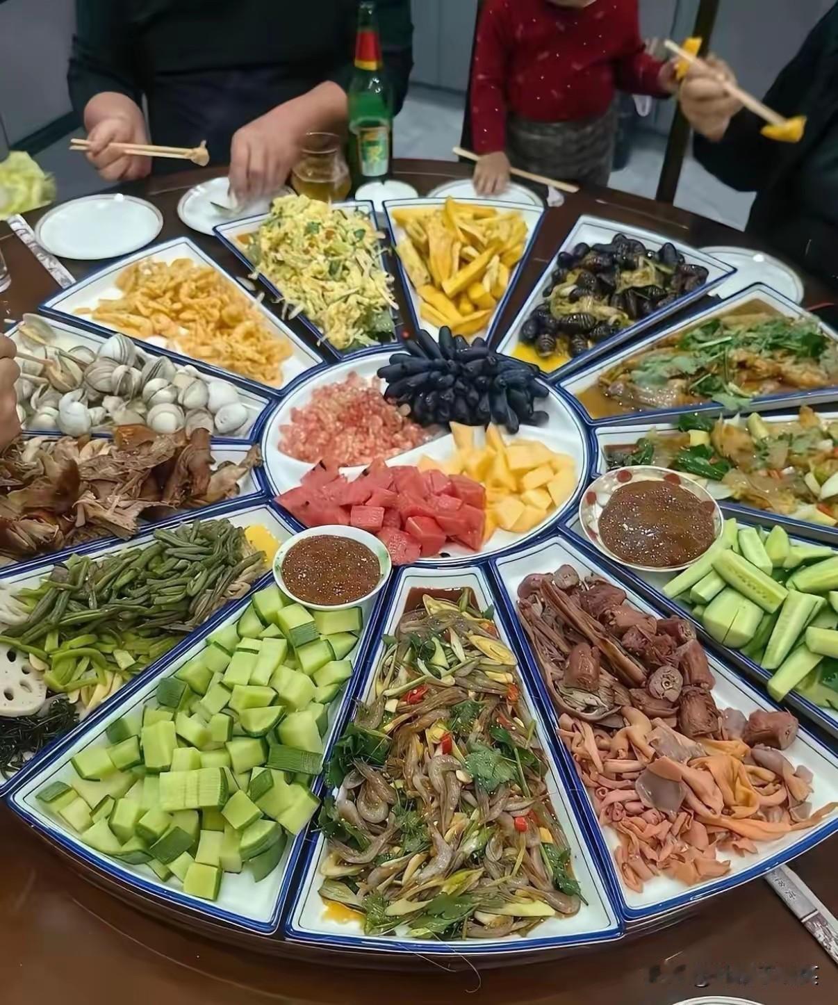 这桌子菜
有人认为——很好！
有人觉得——很一般！
你认为呢？