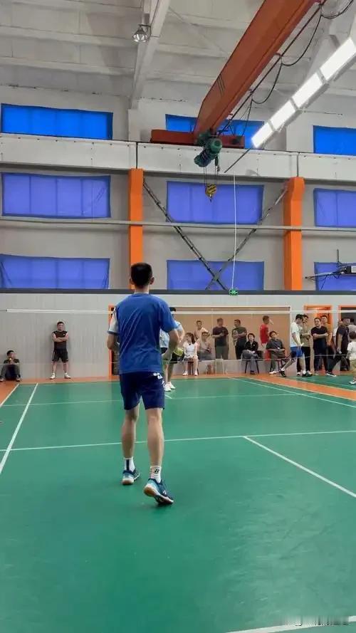 “我老公跟腱断了，在家休息……”
上午回西安儿子这边，刚进一楼大厅，邻居家女主人