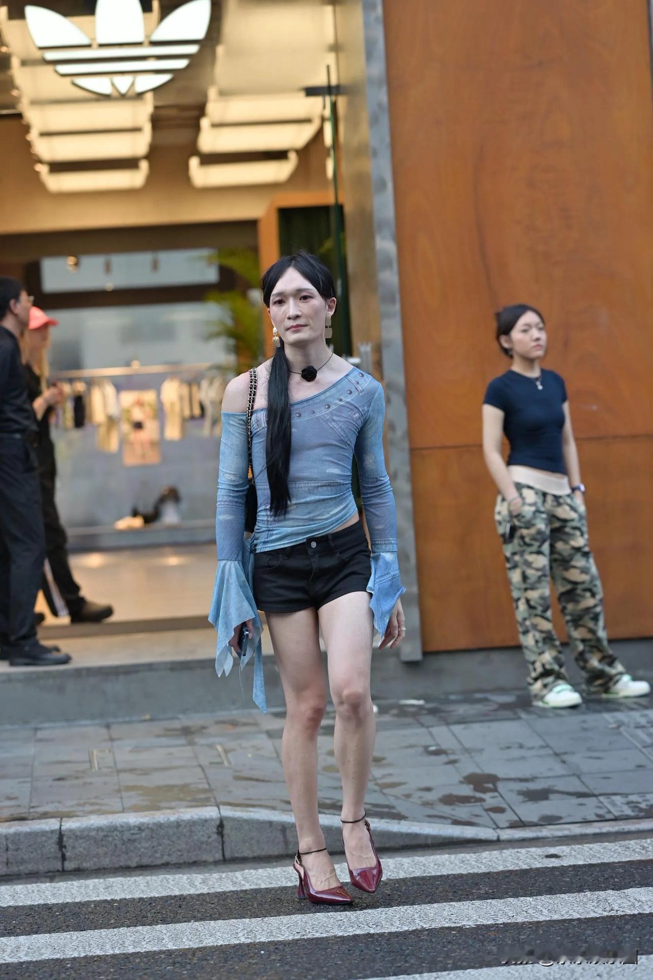 一哥出街生活处处是秀场。密钥是一个很好的人，关于外界对于跨性别人群带有偏见这件事