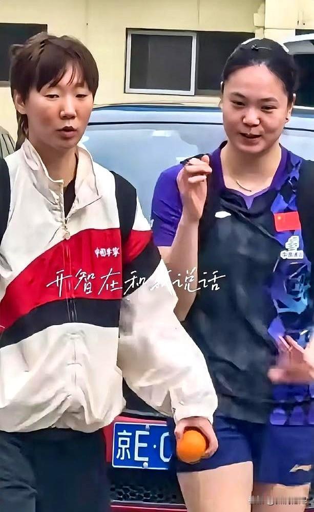 前线刚丢一场时，电话一到位，王曼昱就被推到萨格勒布的灯光下。
不是分身术，是国乒