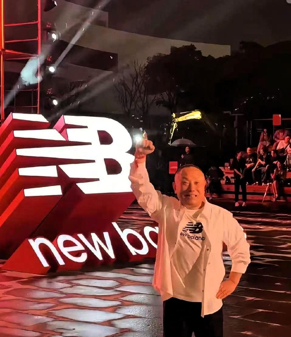 越善良的人，越容易走向极端。

严鹏跳下去的地方，是商场负二楼的流水景观区，因为