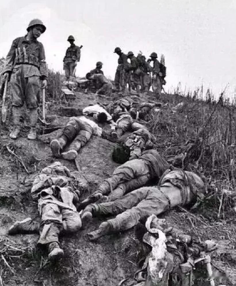 图为80年代者阴山拔点作战后，我军战士正在打扫战场，这场战斗异常激烈，场面惨不忍