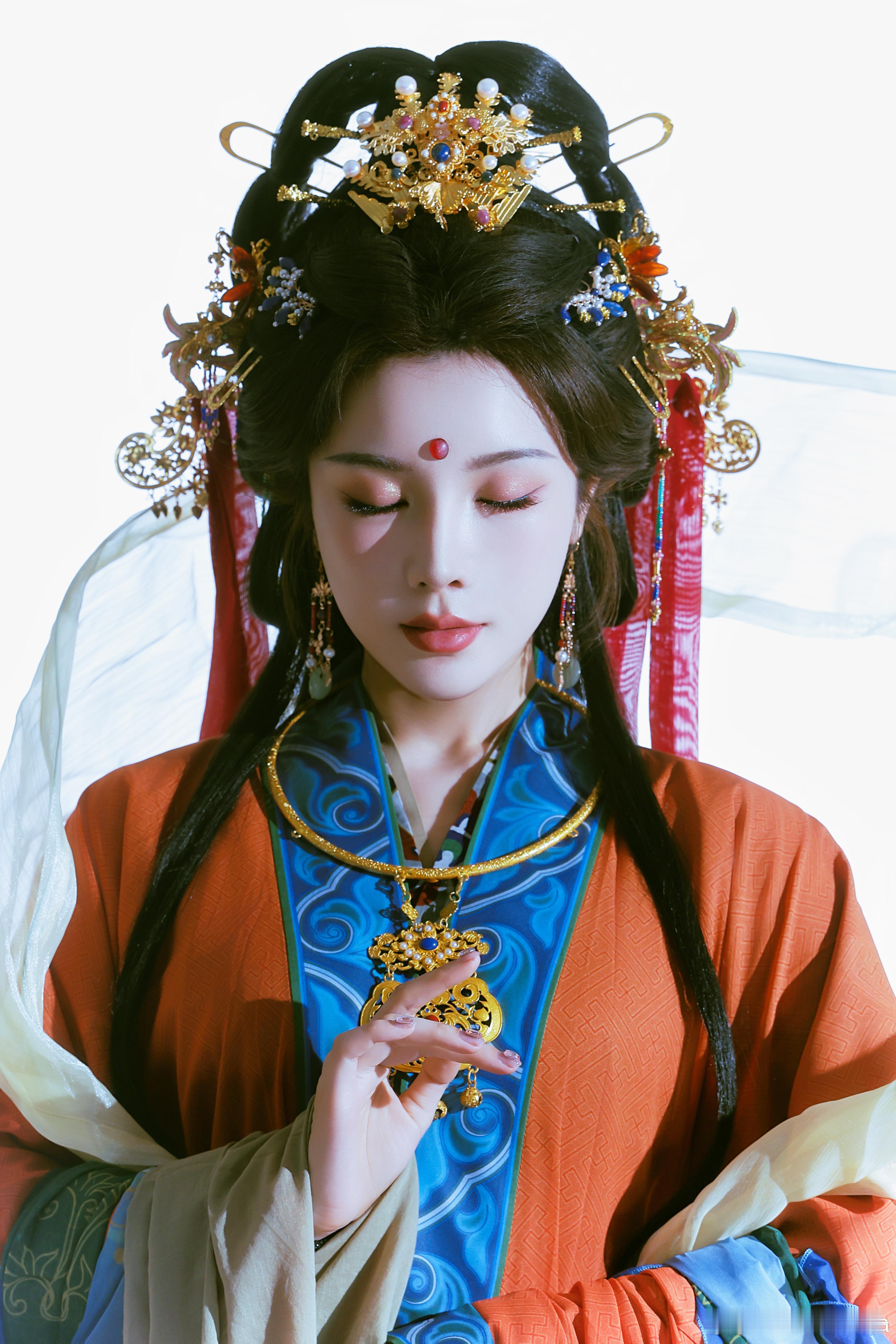 戴燕妮神女造型戴燕妮从壁画里走了出来谁被戴燕妮美失语！精致繁复的神女妆造，衣上纹