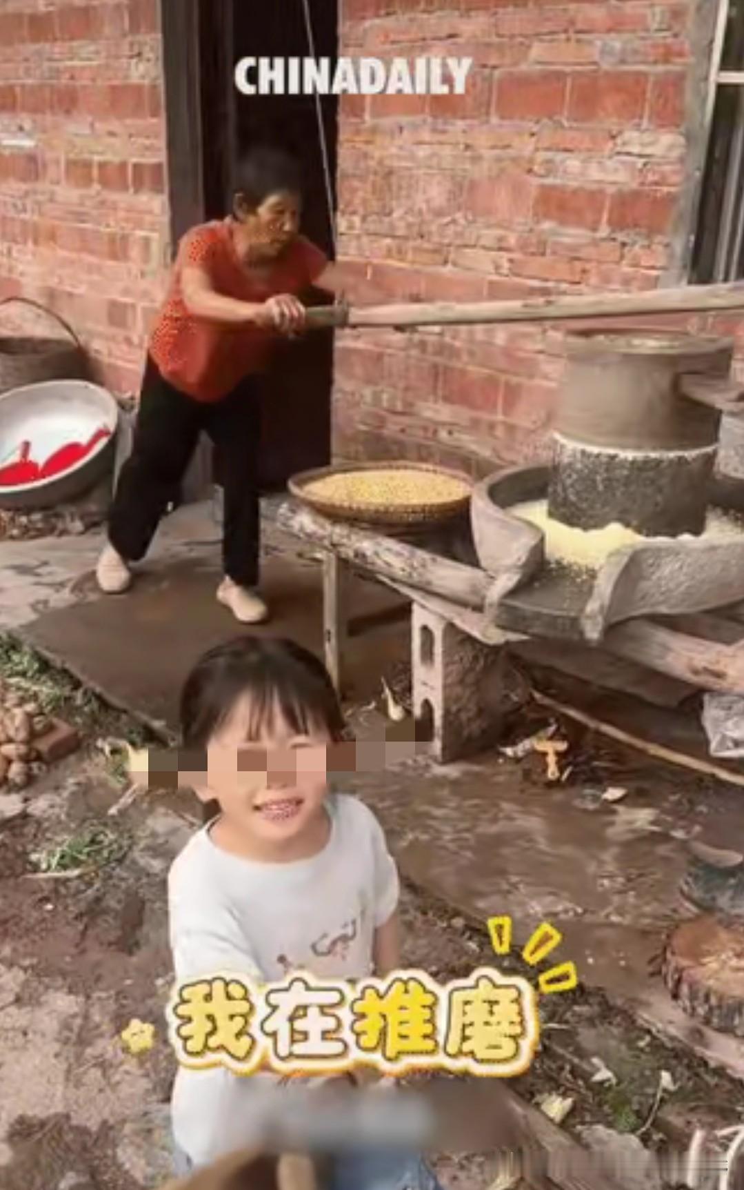 “上新华社了!”重庆奉节，一位4岁小女孩灵机一动，用竹竿当自拍杆，对着奶奶拍摄：