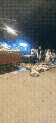 因为挑买西瓜和摊主发生了口角，摊主头被西瓜砸晕：今天遇到贵人了，瓜终于清仓了
买