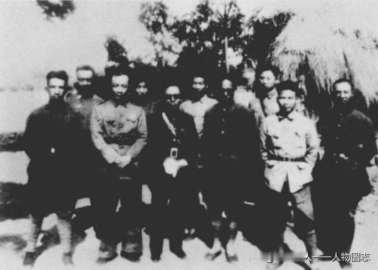 1940年3月，陈毅，粟裕等会见国民党江苏省政府江南行署主任冷欣。
前排左起:粟