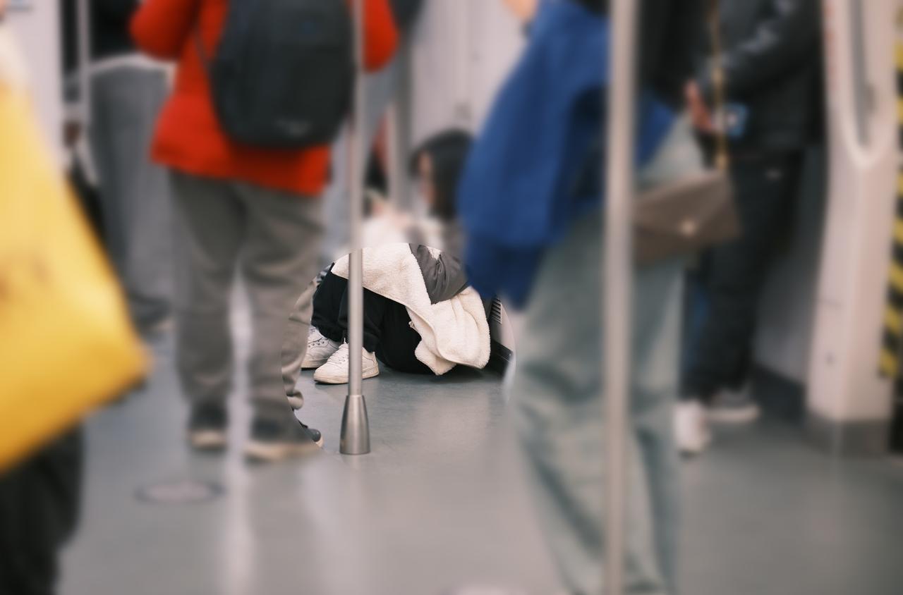 地铁列车在运行过程中会有轻微晃动，乘车时，请大家站稳扶好，不要蹲坐在地上，也不要