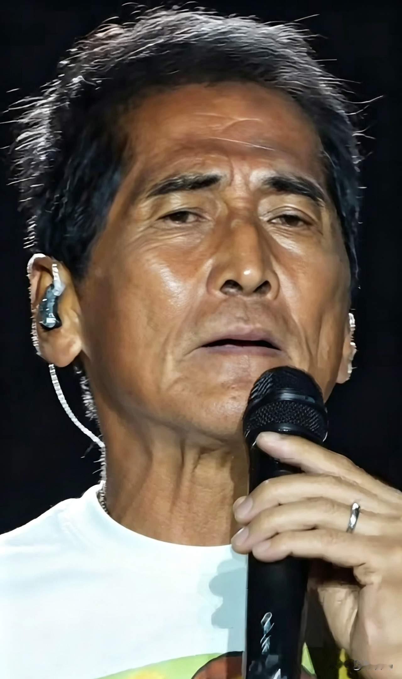 66岁的齐秦把满嘴牙全拔光，砸了上千万台币去美国重新种了24颗，转头面对镜头却撂