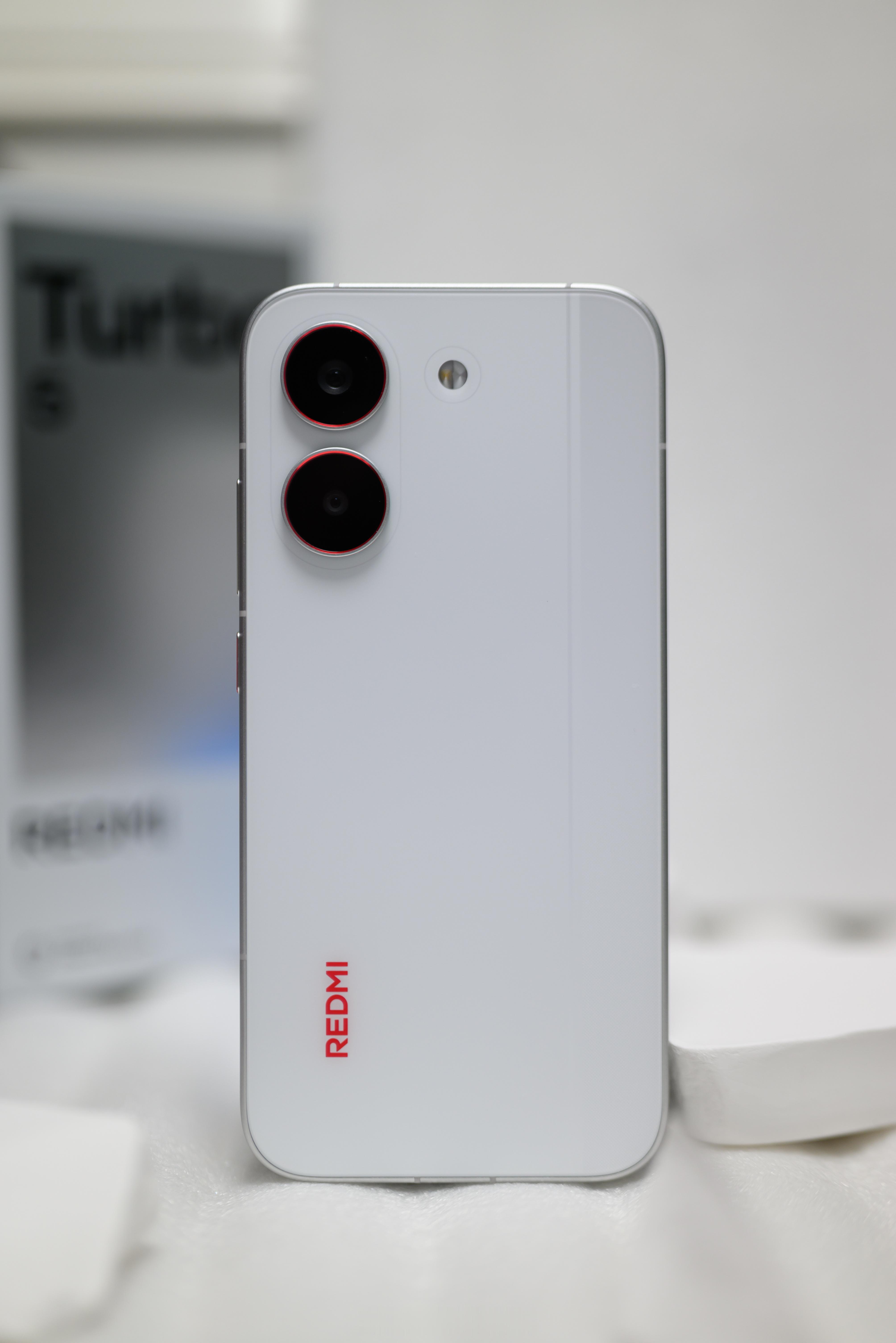 这一次REDMI Turbo5，相比上代，最大的一个改变，是屏幕缩小了，产品定位