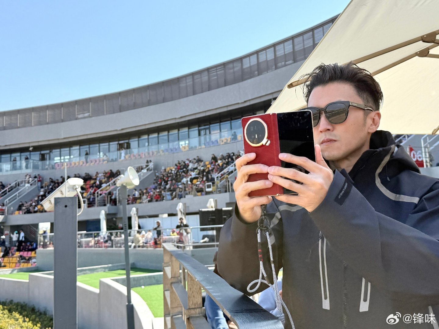 谢霆锋F1现场晒速度与美食太帅了。谢霆锋手拿赤兔红Magic V6帅爆了！ 