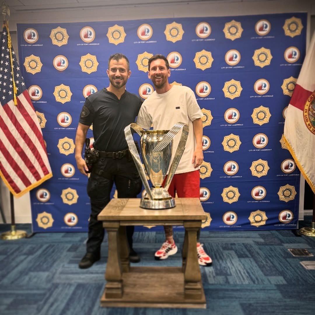 梅西与劳德代尔堡警察局SWAT特警及2025年美职联杯总冠军奖杯同框合影📷🏆