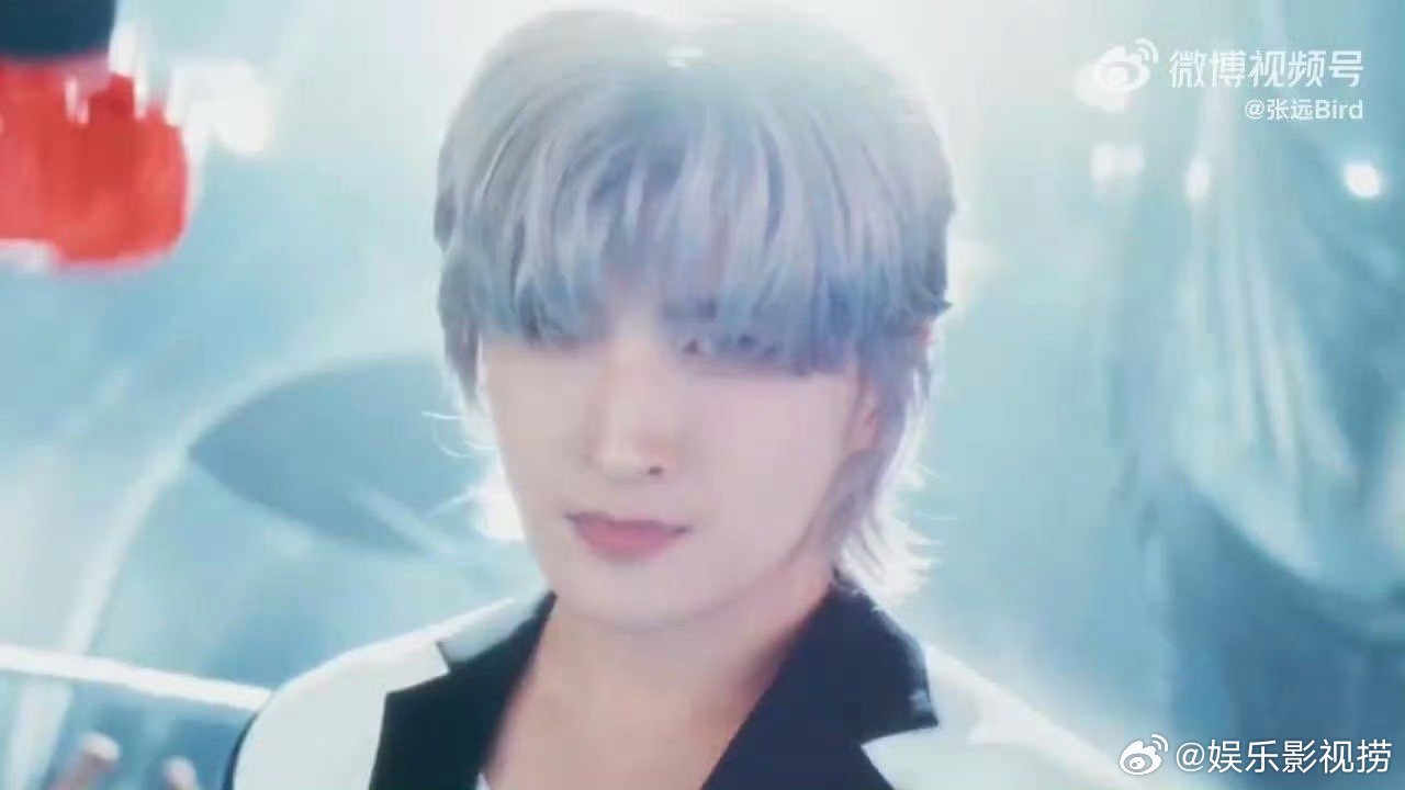 张远新歌mv预告夯爆了 张远这次是真的拼了，mv预告里又是换装又是新造型，白银毛