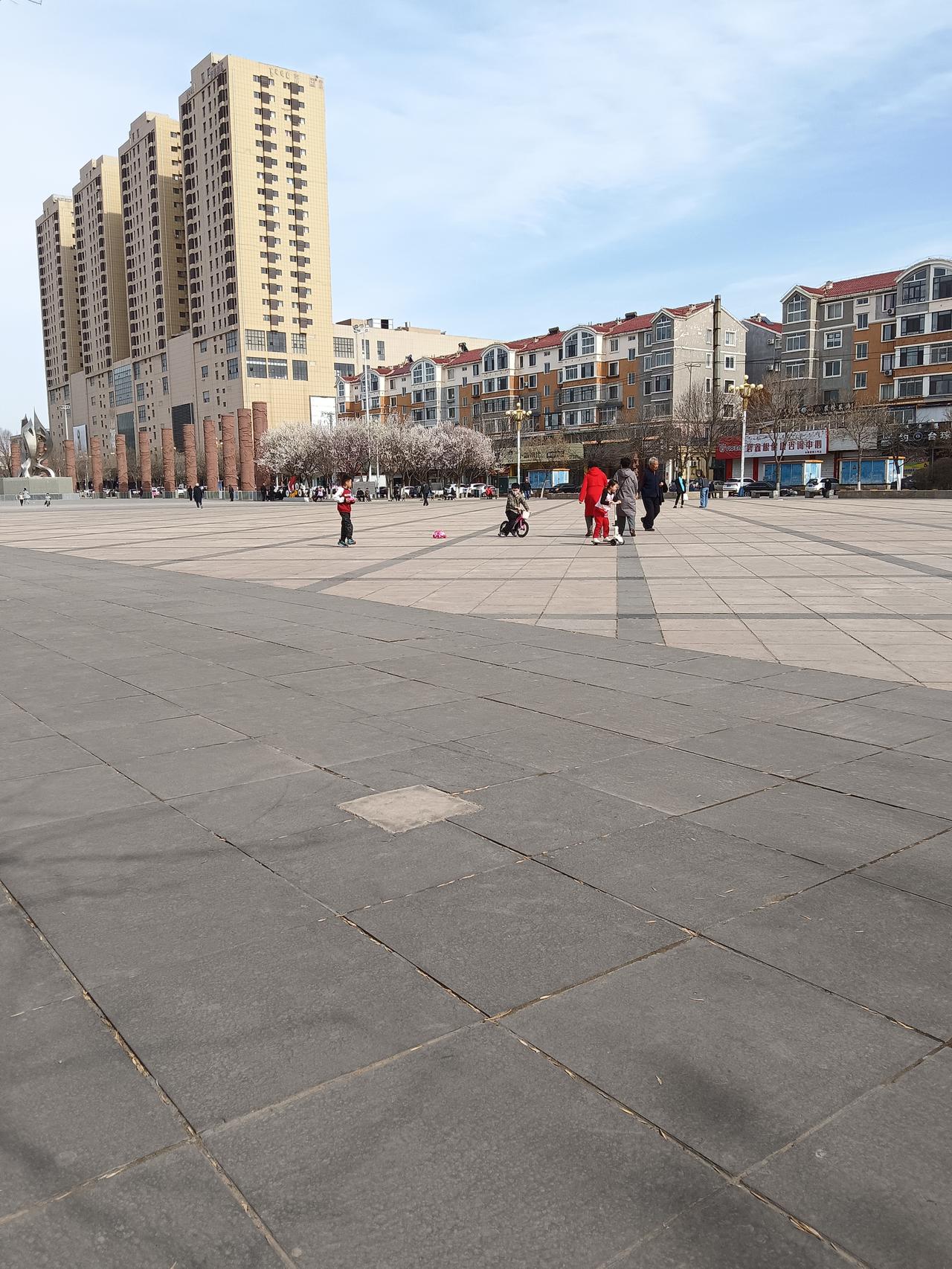 城市广场的悠闲时光，阳光洒满广场，人们在享受美好的一天。