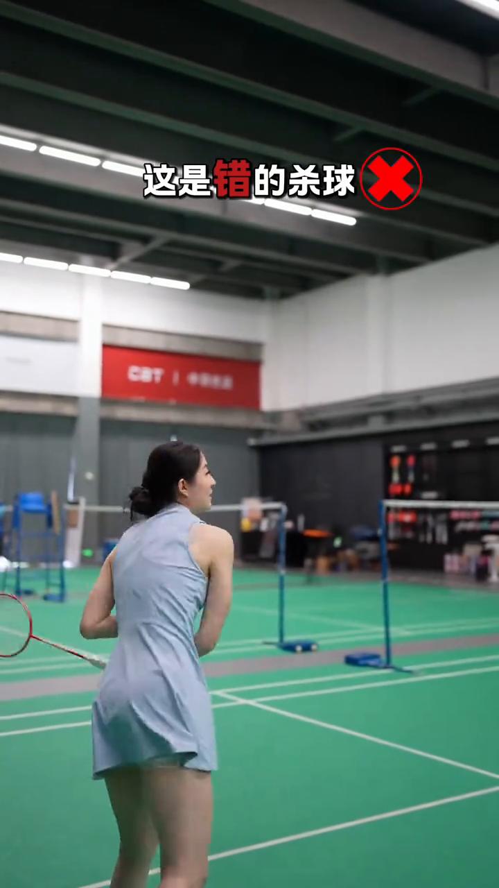这是错的沙球，这是对的沙球。第二个明显会比第一种沙球更重，是因为第二个沙球在引拍