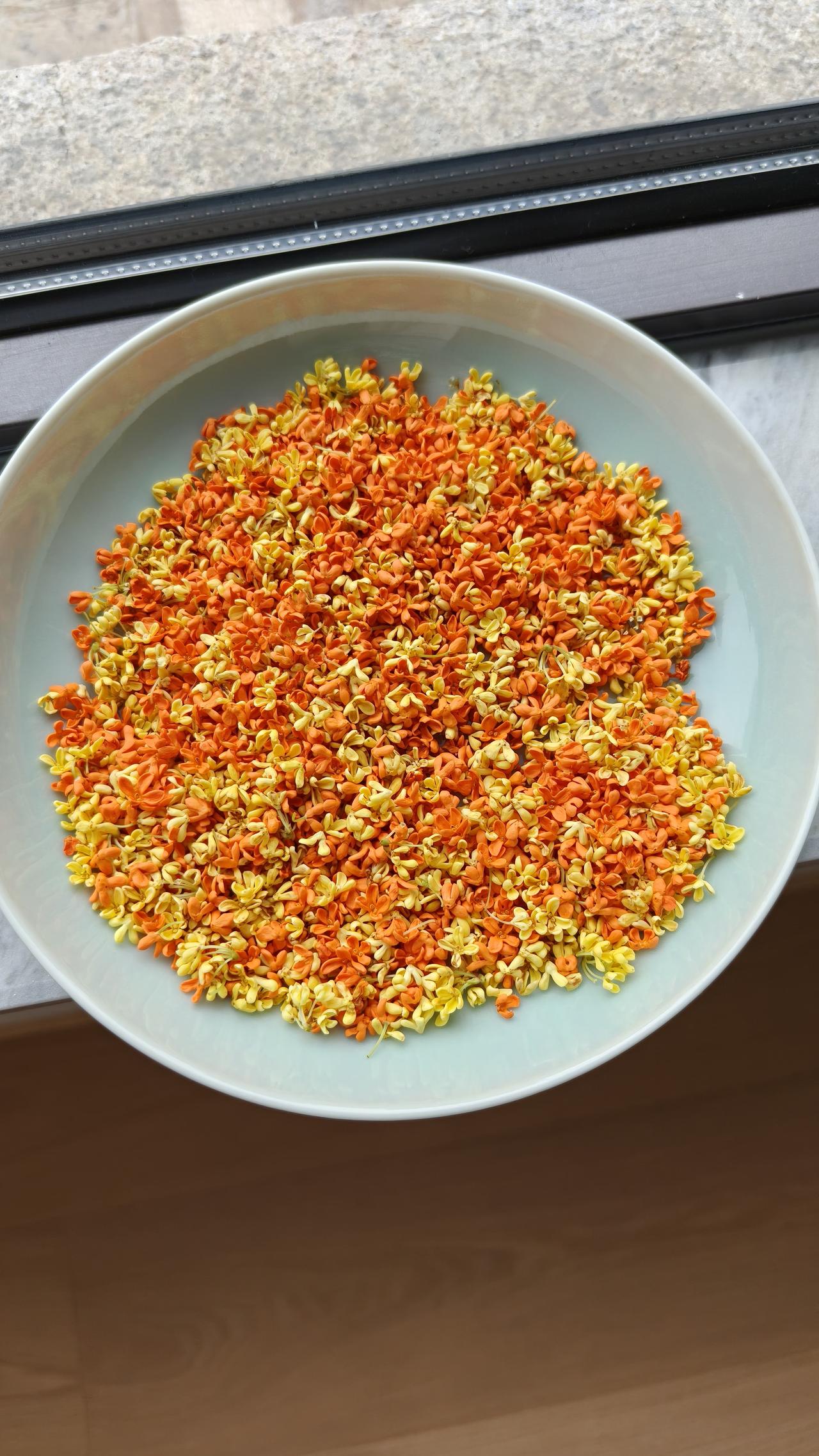眼下正是桂花盛放的时节，小区院里栽着不少桂花树，隔得老远就能嗅到清甜的桂香。孩子