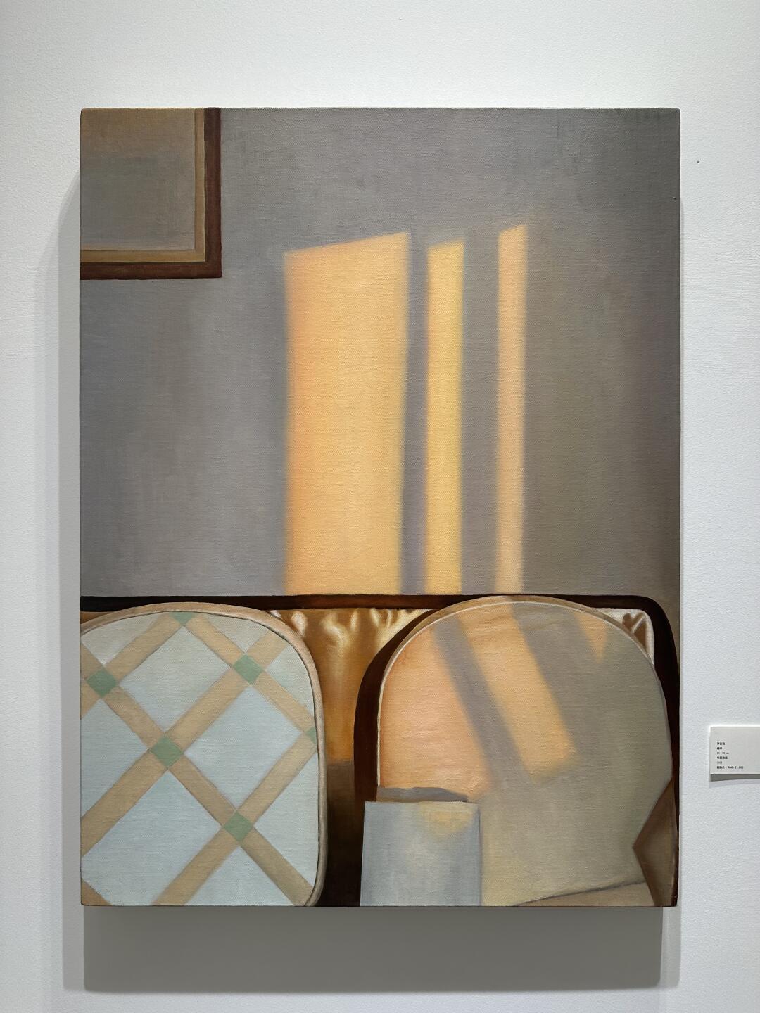 罗艺萌，95后，在意大利学的画。没什么野心的内光画，很安静。构图和色彩...