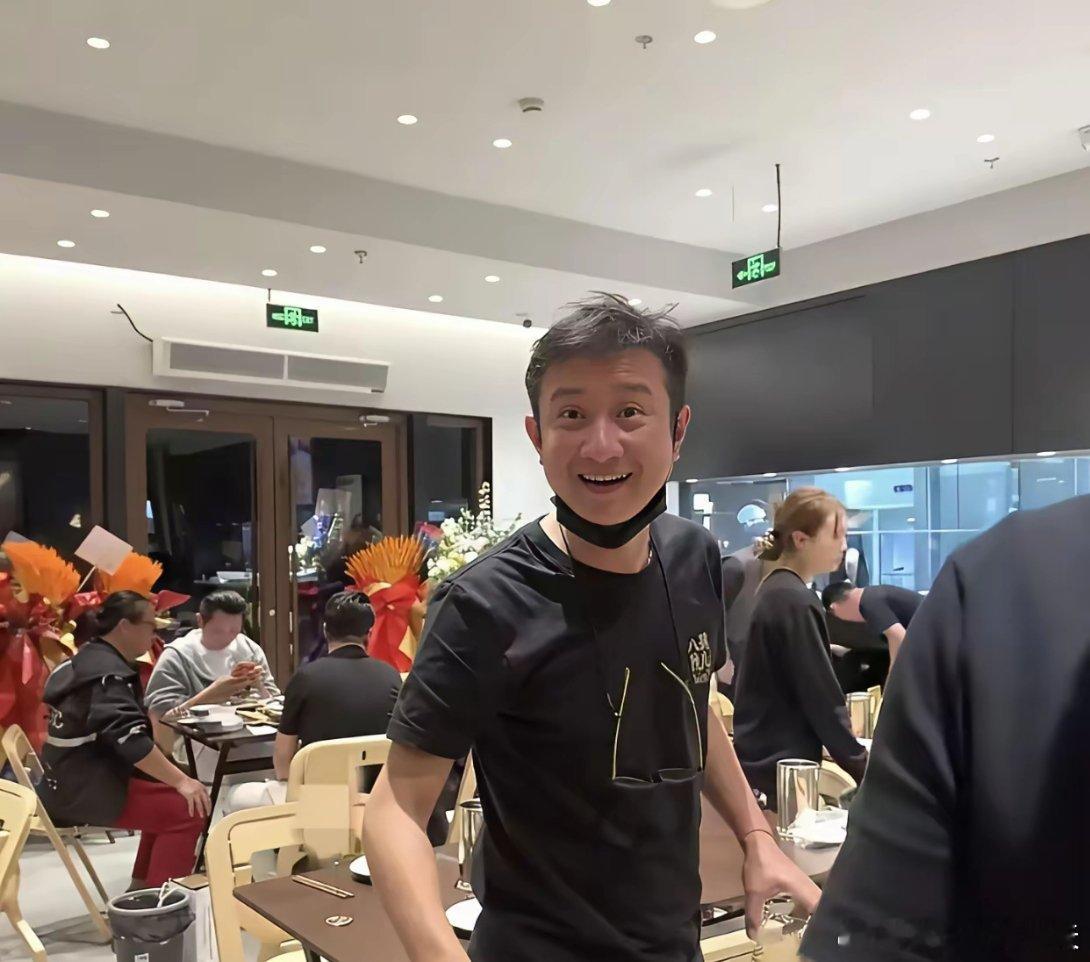 我问了在上海的闺蜜，文章开的“八号院儿”饭店，吃饭的人多不多，我闺蜜直摆手吐槽说